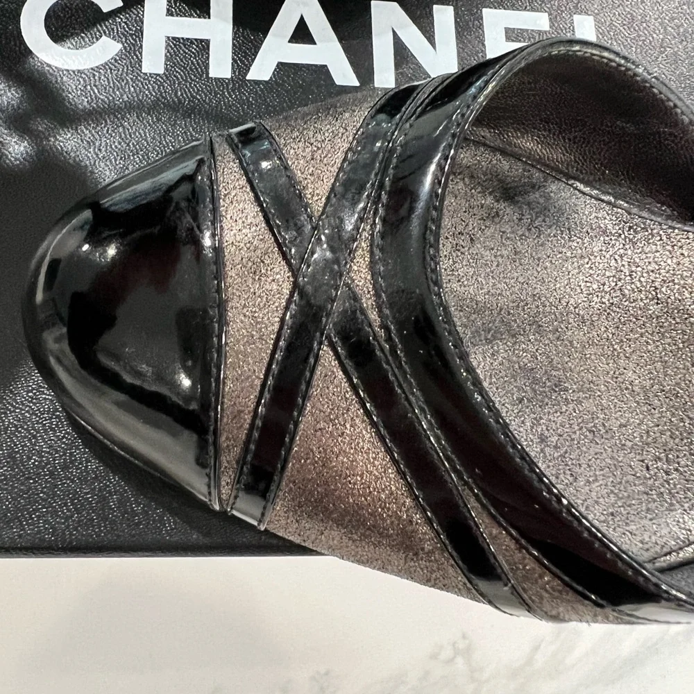 CHANEL DARK GREY METALLIC & patent leather ankle strap heels pearl CC 06P 35.5